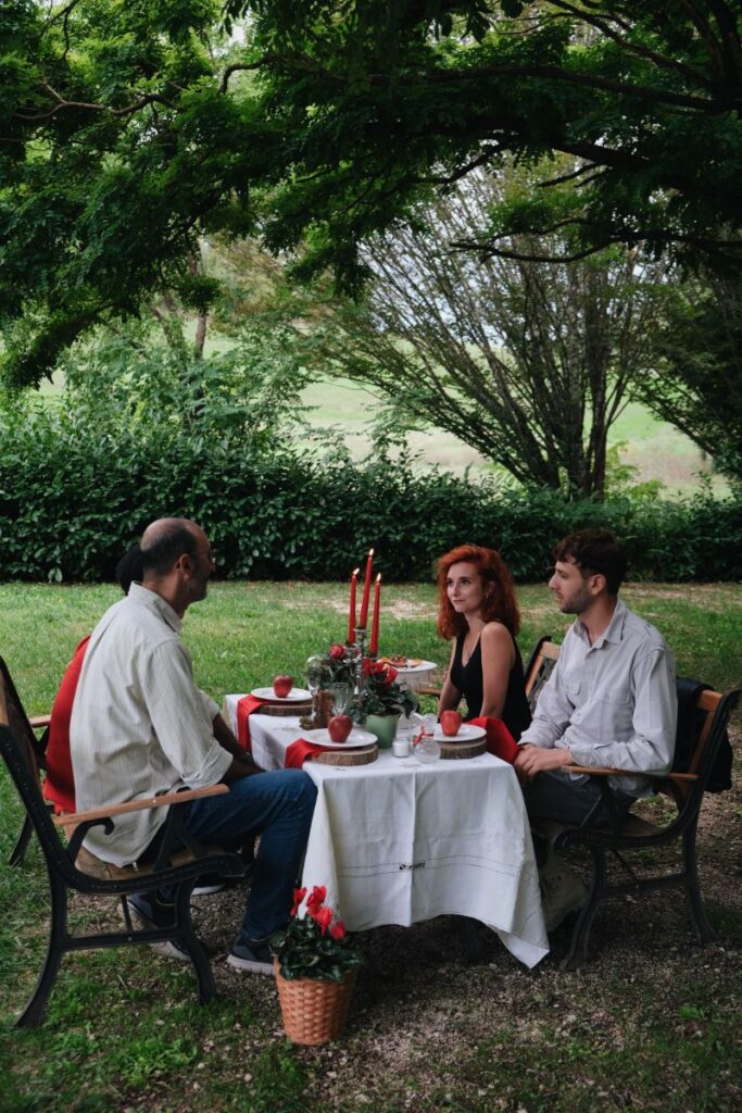 luxury picnic in un giardino privato con elementi vintage