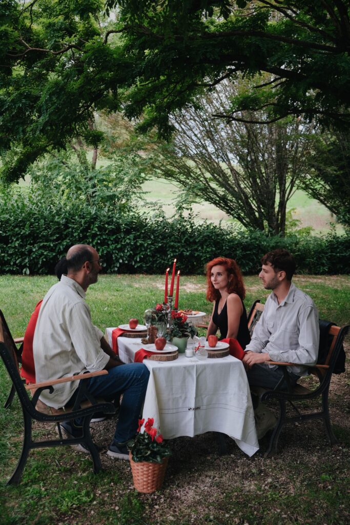 luxury picnic in un giardino privato con elementi vintage