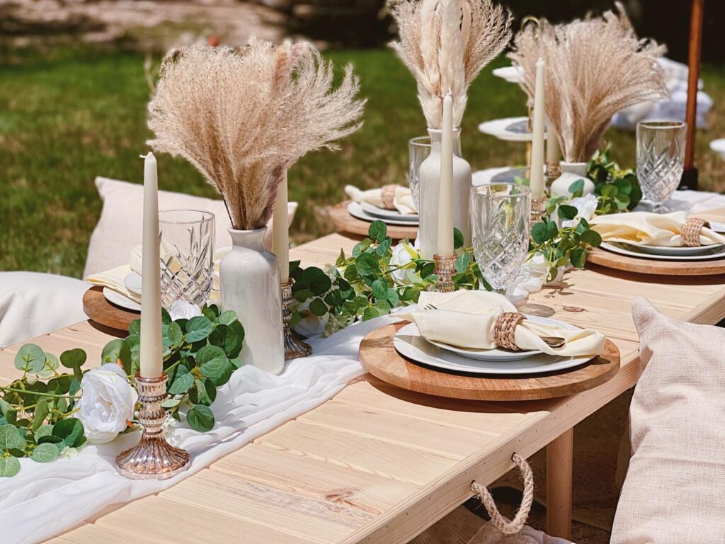 picnic di lusso in giardino con allestimenti boho chic