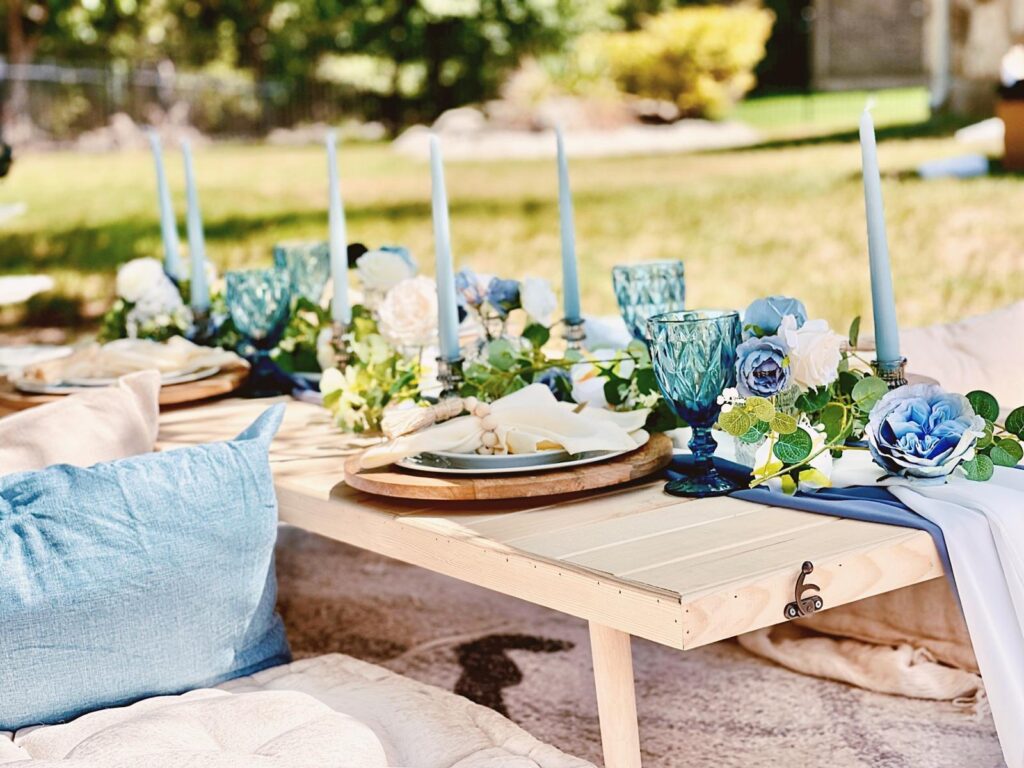 luxury picnic in giardino con allestimenti blu