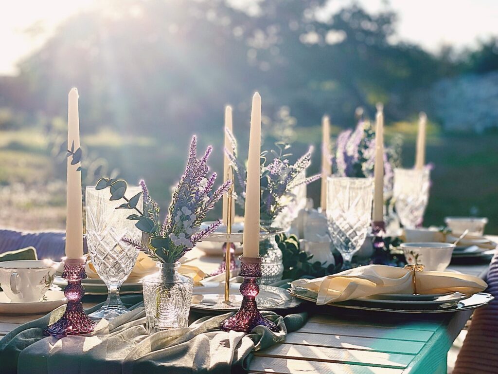 picnic di lusso romantico in giardino