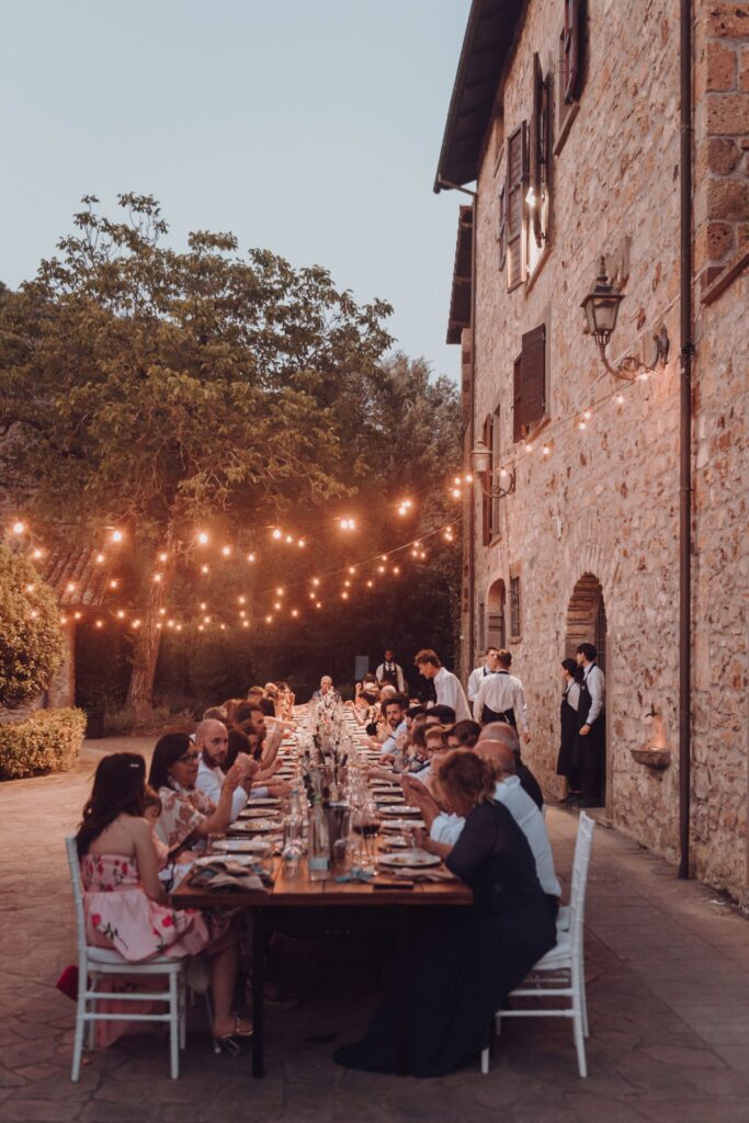 Tavolo in legno a vista senza tovaglia, decorato con centrotavola di fiori essiccati per un matrimonio eco-friendly