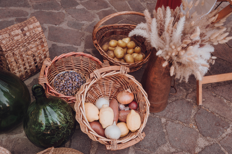 allestimento per matrimonio sostenibile con cesti di vimini che contengono frutta e verdura