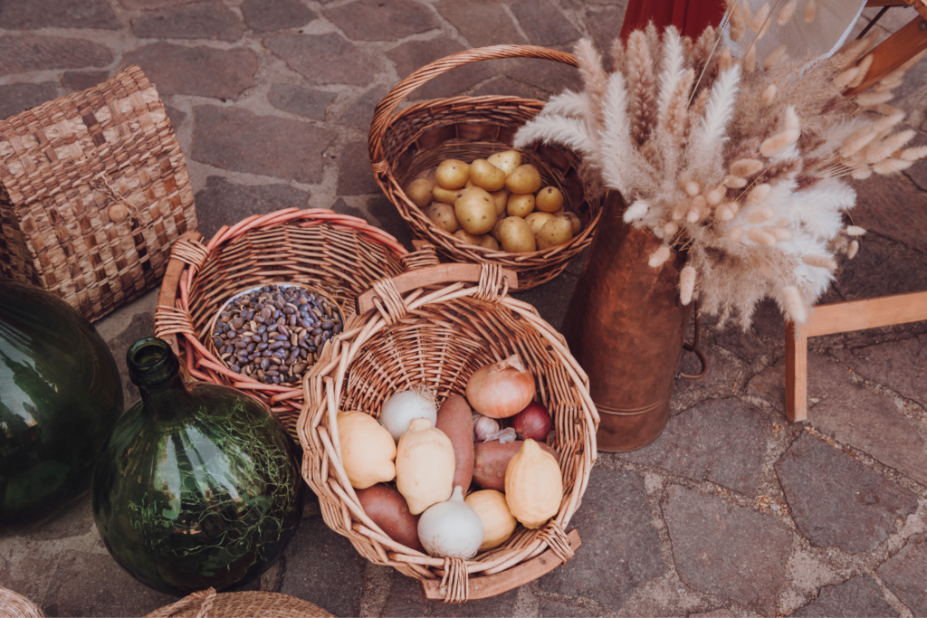 allestimento per matrimonio sostenibile con cesti di vimini che contengono frutta e verdura