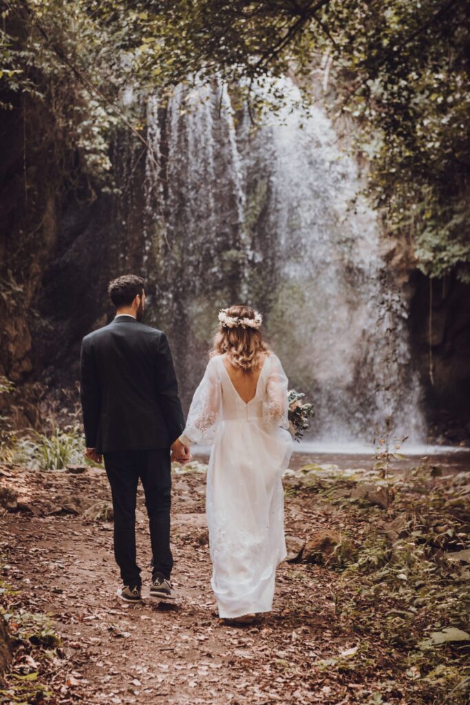 sposi che camminano nella natura