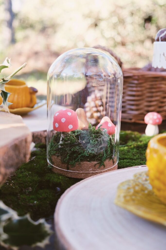 picnic autunnale con funghi di legno dipinti a mano