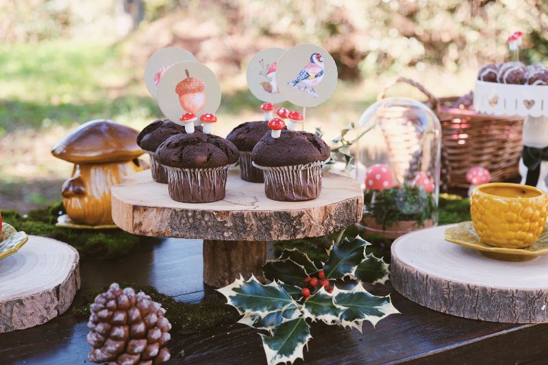 picnic a tema autunno con muffin con decorazioni autunnali